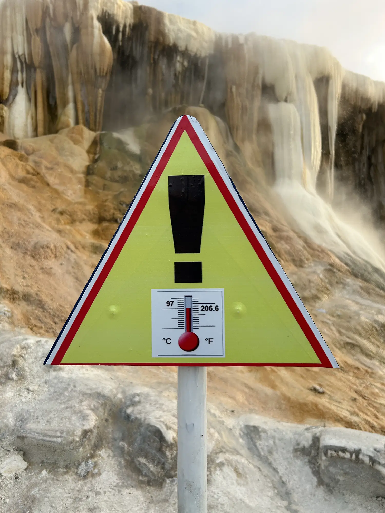 Guelma-Segnaletica termale dell'acqua che raggiunge i 97C